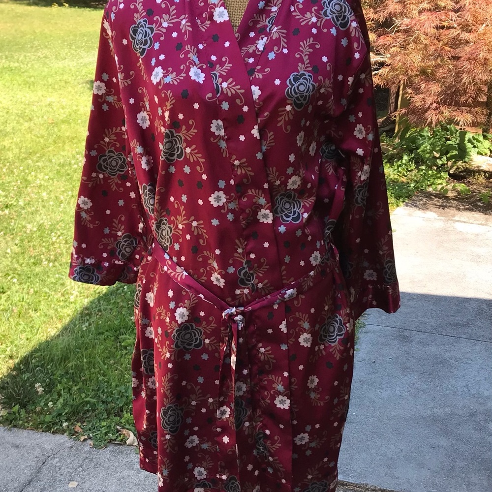 Short very light silky feeling robe size XL